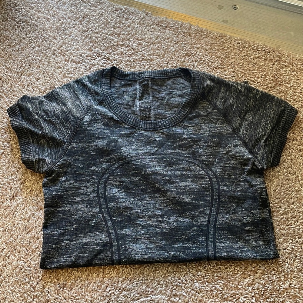 Lululemon Women’s Swiftly Tech Short Sleeve - size 4/ color Black Camo